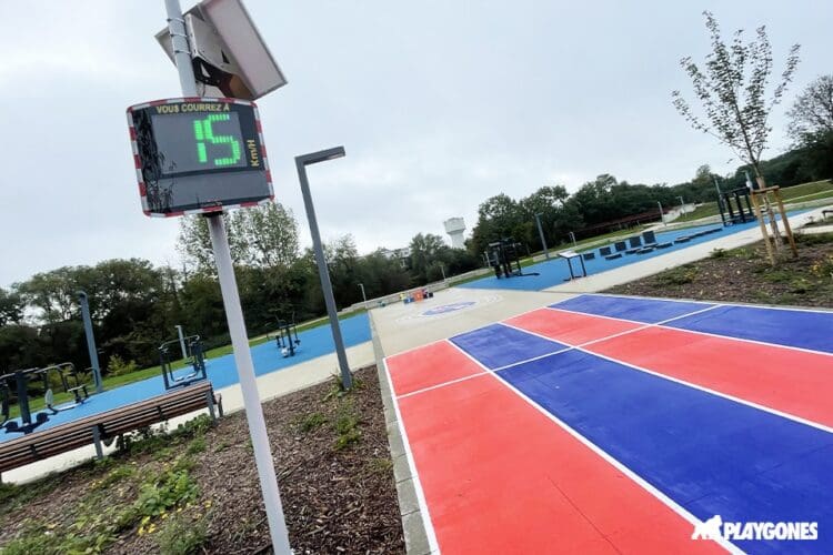 Pista di atletica a Saint-Dizier con un dissuasore di velocità EVOLIS Vision che mostra una velocità di 15km/h