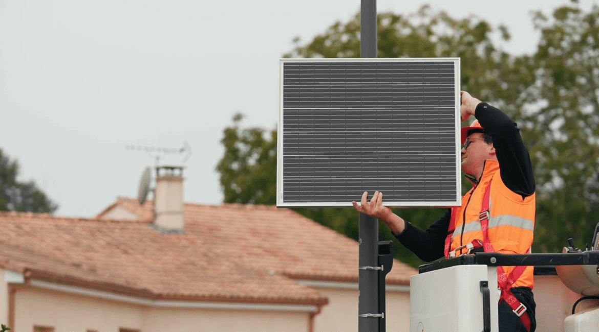 Installazione di un pannello solare su un palo.